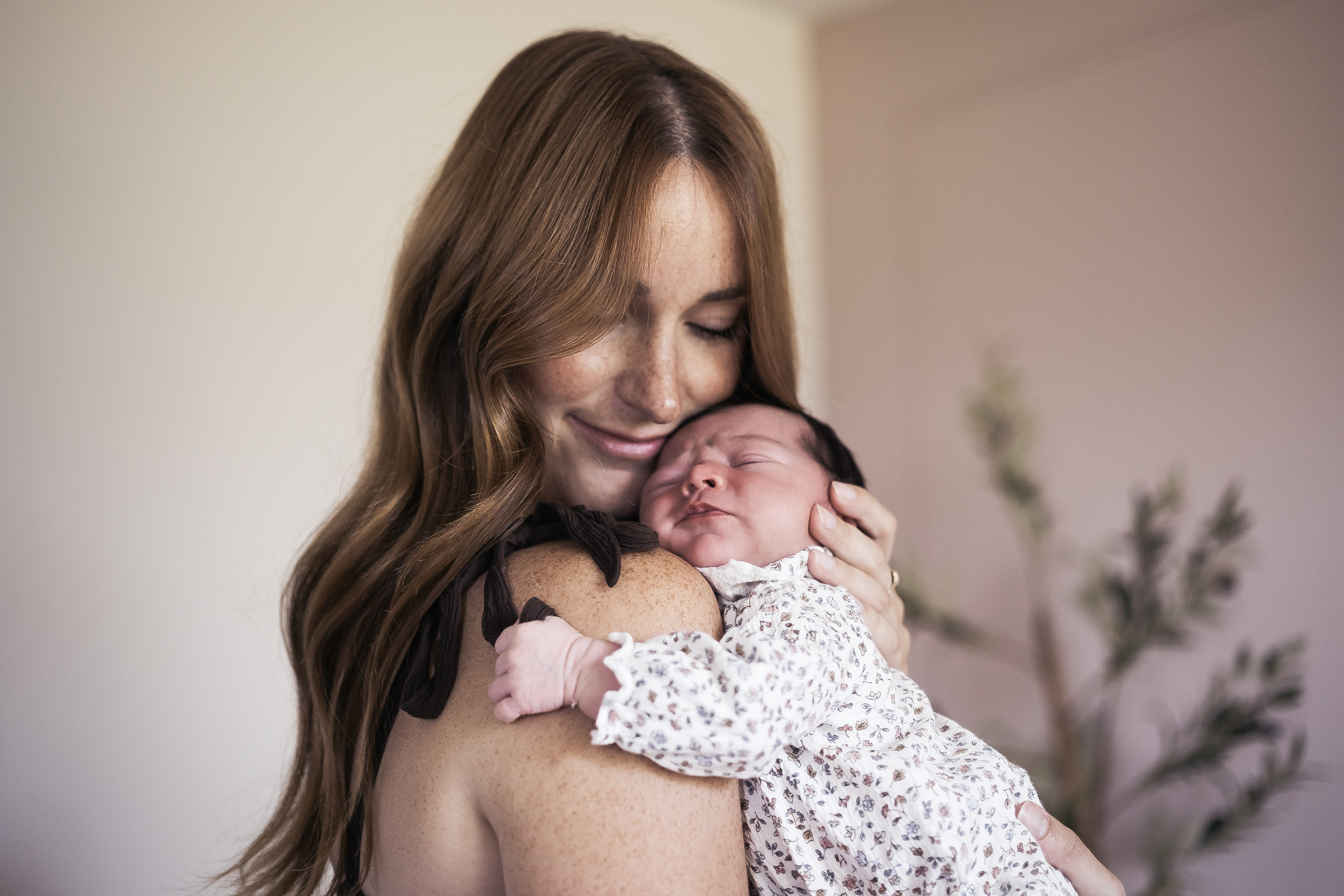 Photo d'une femme tenant un bébé dans ses bras